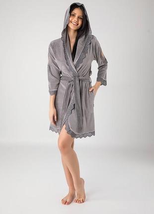Велюровий халат з мереживом короткий жіночий nusa халат жіночий з мереживом nusa 20187 сірий