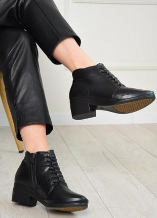 Ботинки женские демисезонные черного цвета на молнии