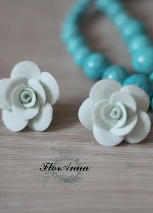 Серьги гвоздики ручной работы "нежные мятные розы"