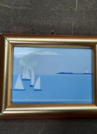 Фарфоровая интерьерная картина парусники на море.