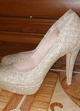 Ефектні туфлі next. розмір 37