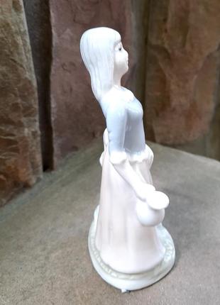 Фарфорова статуетка дівчина із глечиком.4 фото