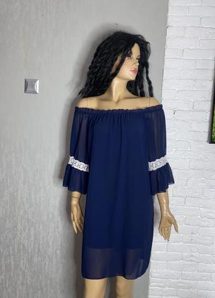 Итальяльное короткое свободное платье с приспущенными обнаженными плечами италия