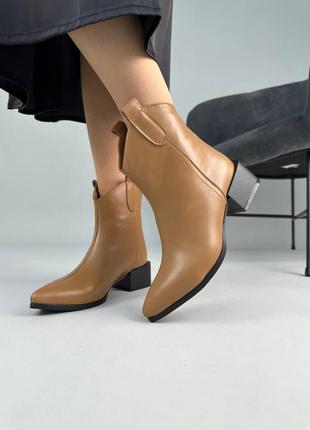 Черевики козаки жіночі шкіряні рудого кольору на підборах демісезонні