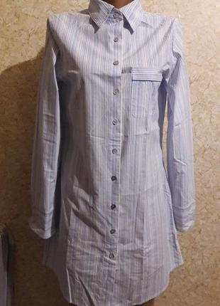 Приталенное платье-рубашка с удлиненной спинкой в полоску