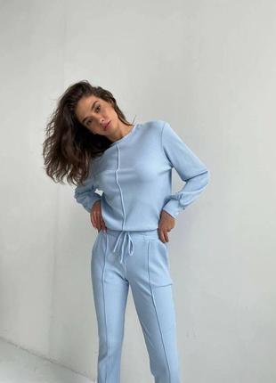 Женский спортивный костюм в рубчик