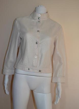 Пудровий жакет від versace з нереальними гудзиками з легким сріблястим напиленням versace