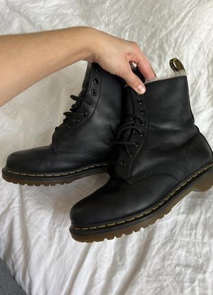 Dr. martens оригинал черные сапоги ботинки нубук утепленные serena 418 фото