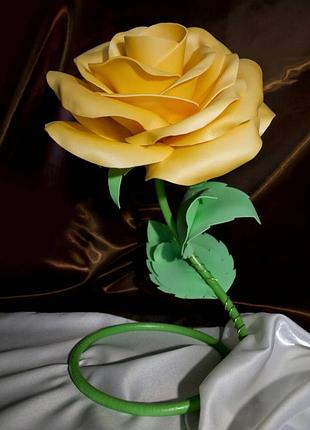 Світильник у вигляді жовтої троянди