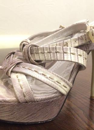 Босоножки attizzarre