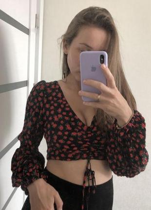 Блуза с затяжкой в розы от bershka