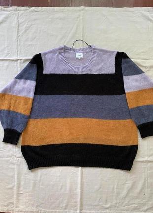 Полосатый свитер красивого размера.м'якенький,легкий.пол обхват по груди 73см, длина свитера 78