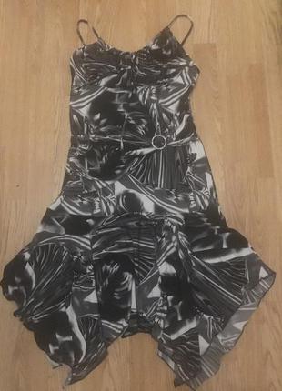 Коктейльное платье на бретелях с абстрактным узором