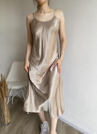 Сатинова атласна сукня міді на тонких бретелях з розрізами5 фото