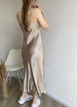 Сатинова атласна сукня міді на тонких бретелях з розрізами7 фото
