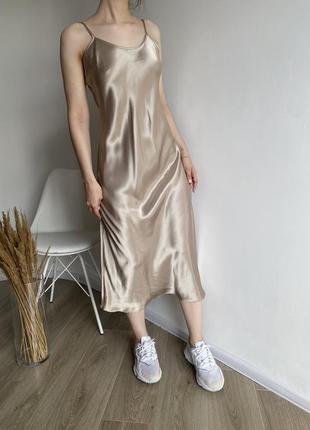 Сатинова атласна сукня міді на тонких бретелях з розрізами8 фото