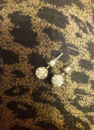 Нежные серьги с камушками