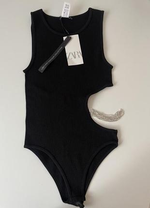 Боді з вирізом з камінцями з ланцюжками zara
