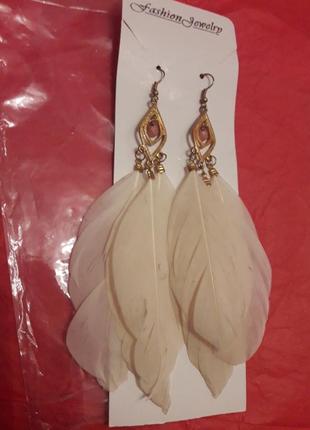 Длинные серьги с перьями