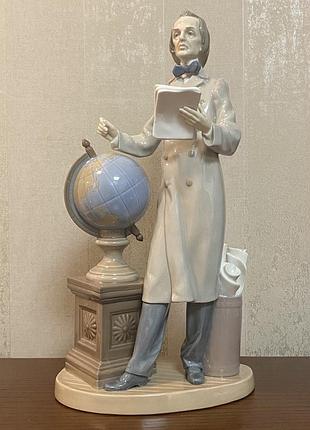 Фарфоровая статуэтка lladro «профессор».