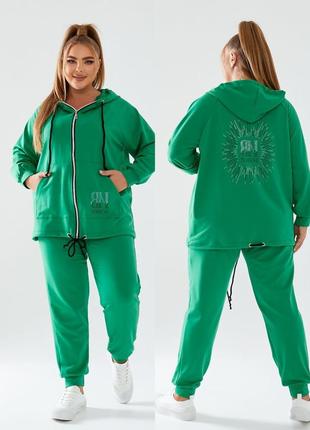 Красивый женский прогулочный костюм со стразами