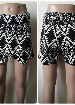 Яскрава спідниця-шорти зі стильним принтом