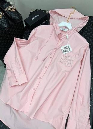 Сорочка в стилі loewe з капюшоном широка рожева біла6 фото