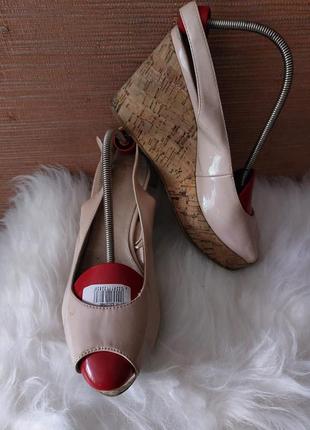 💚💜💛 отличные лакорированные босоножки на танкетке