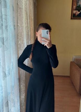 Черное платье в пол с акцентными плечами 2