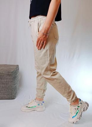 Женские штаны летние джогеры на резинке молочного цвета4 фото