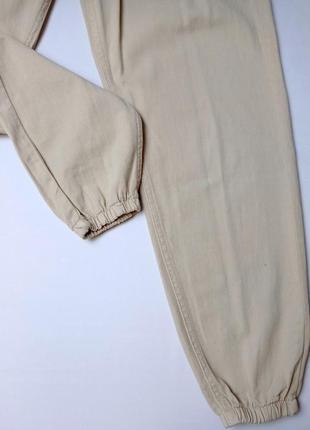 Женские штаны летние джогеры на резинке молочного цвета7 фото