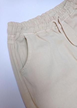 Женские штаны летние джогеры на резинке молочного цвета6 фото