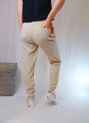 Женские штаны летние джогеры на резинке молочного цвета5 фото