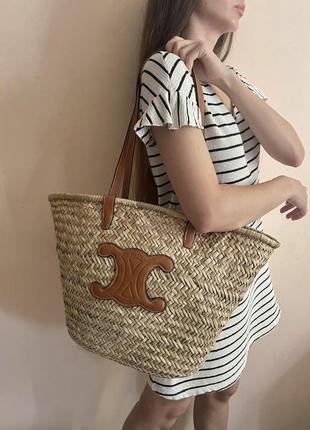 Плетенная соломенная сумка с коричневыми ручками в стиле celine2 фото