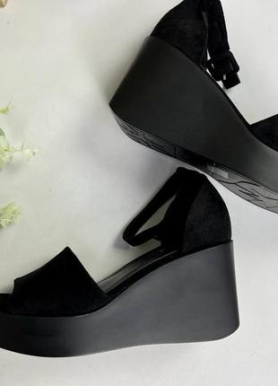 Босоножки черные на платформе