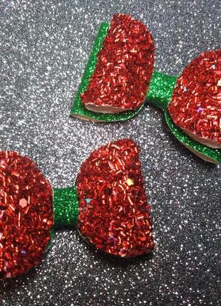 Заколки бантики в красно зелёном цвете