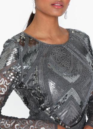 Срібляста сукня в пайетки