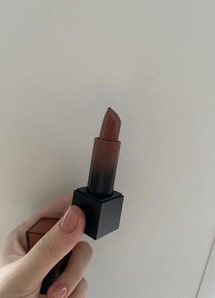 Huda beauty power bullet cream glow hydrating lipstick кремовая нюдовая помада в оттенке sweet cheeks5 фото