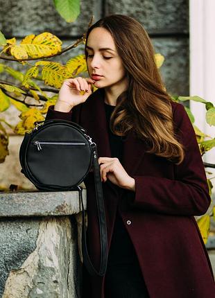 Женская черная круглая сумка через плечо