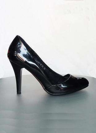 Уценка удобные лаковые черные туфли лодочки стрипы на шпильке в стиле лабутен каблук 10 см