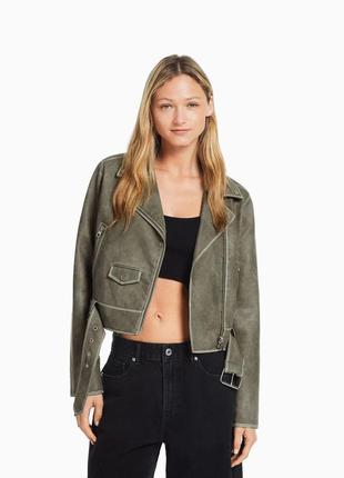 Байкерская куртка косуха из искусственной кожи с ремнем bershka
