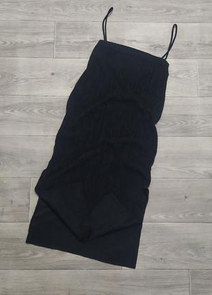 Черное платье плиссированное миди с разрезами