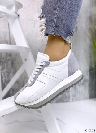 Натуральні шкіряні та замшеві білі кросівки з сірими вставками3 фото