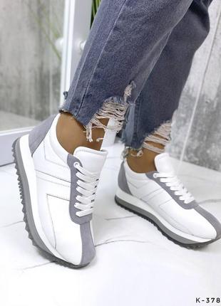 Натуральные кожаные и замшевые белые кроссовки с серыми вставками