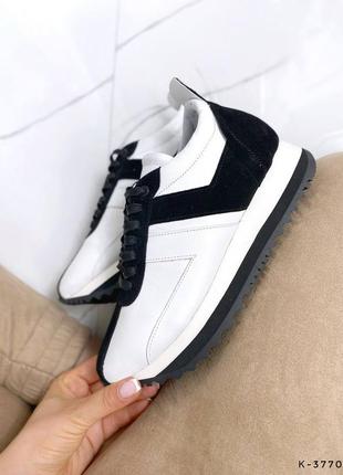 Натуральные кожаные и замшевые белые кроссовки с черными вставками