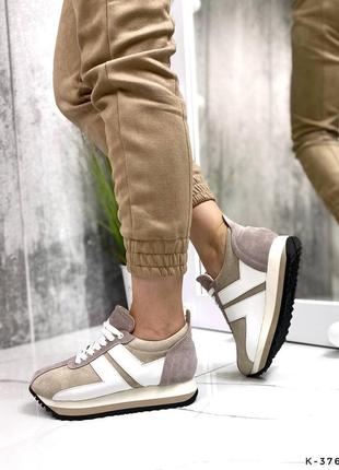 Натуральные замшевые и кожаные кроссовки цвета капучино с белыми вставками9 фото