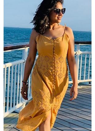 Платье на брителях с элементами прошвы