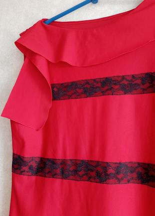 Красное платье с декоративными кружевными элементами и акцентной горловиной3 фото