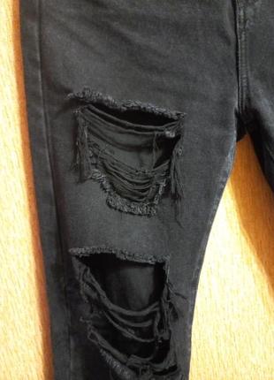 Черные базовые джинсы мом с рваностями3 фото