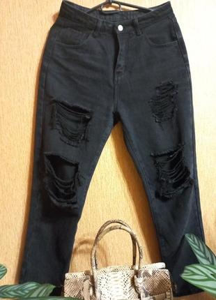Черные базовые джинсы мом с рваностями4 фото